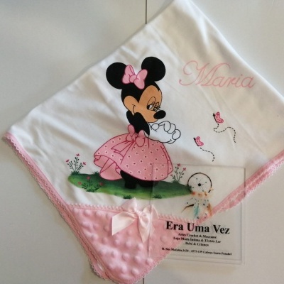 Manta branca e rosa com desenho da Minnie Mouse e texto Maria