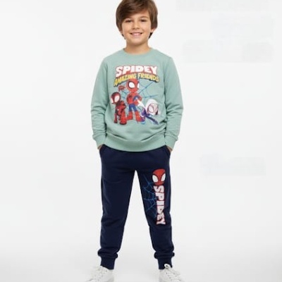 Menino com conjunto de roupa do Homem-Aranha, sweat verde água e calças azuis, calçado branco