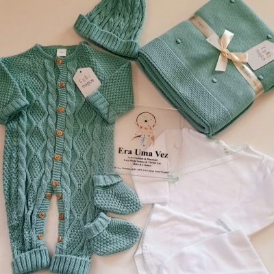Conjunto de roupa de bebé em malha verde e body branco