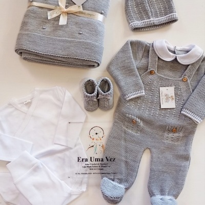 Conjunto de bebé composto por manta, gorro, macacão, body e sapatinhos
