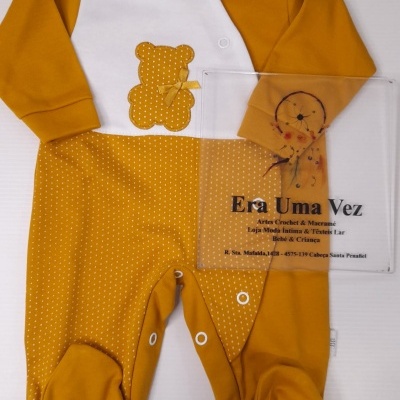 Macacão de bebé mostarda e branco com ursinho em aplique