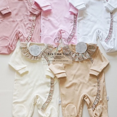 Cinco pijamas para bebé de manga longa com folhos floreados e botões frontais