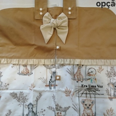 Capa de tecido decorativa com laço castanho e estampado de animais bebés em fundo branco