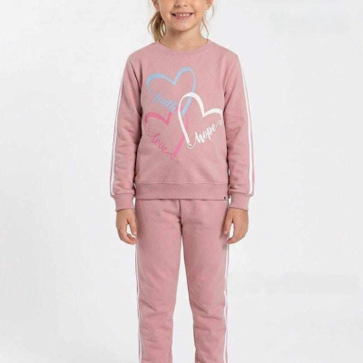Conjunto de roupa criança rosa claro com estampado de corações e palavras, riscas brancas nas mangas e calças.