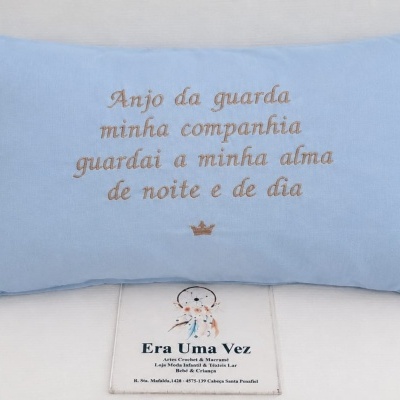 Almofada azul claro com texto bordado e folhos laterais