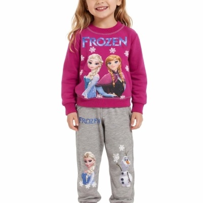 Criança com pijama Frozen rosa e cinza com personagens Elsa, Anna e Olaf
