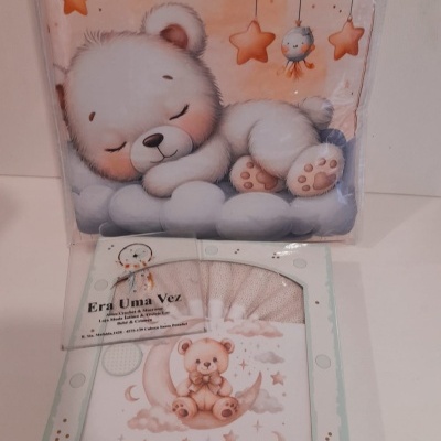 Roupa de bebé com desenho de ursinhos e estrelas em tons de castanho, branco e laranja