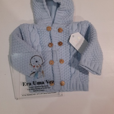 Casaco de malha azul claro com botões e capuz