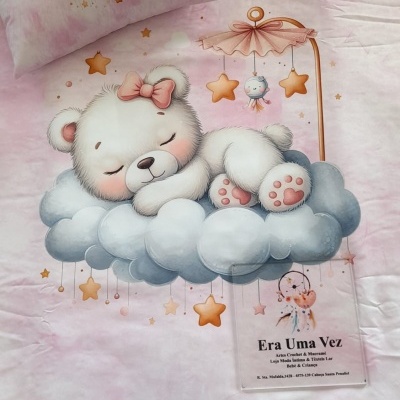 Conjunto de cama infantil com ursinho a dormir sobre nuvem e estrelas, cor rosa claro