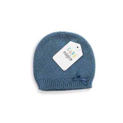 Gorro azul tricotado com pequeno laço e etiqueta branca