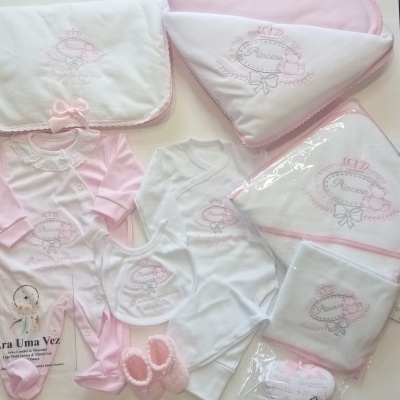 Conjunto de roupa de bebé branco e rosa com bordados cor-de-rosa e texto Princesa