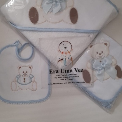 Conjunto de banho para bebé com bordado de ursinho e laço azul