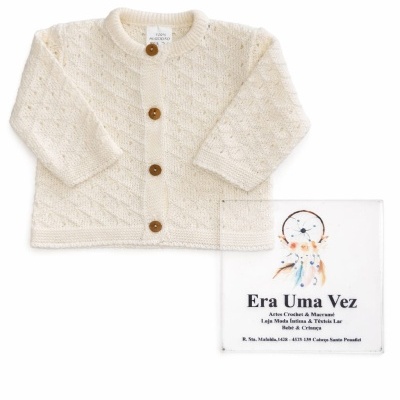 Casaco de malha para bebé bege claro com botões castanhos e placa com texto Era Uma Vez