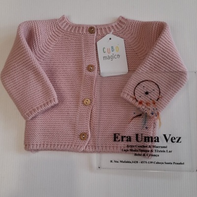 Casaco malha rosa para bebé com botões de madeira e etiqueta CUBO mágico