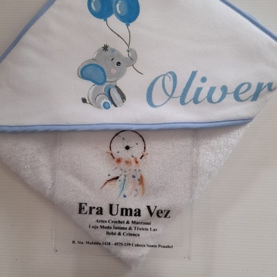 Toalha branca de bebé com borda azul, elefante e nome Oliver