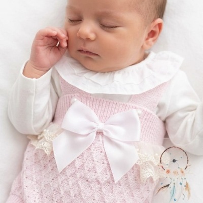 Bebé a dormir com roupa rosa e branca e texto da loja Era Uma Vez