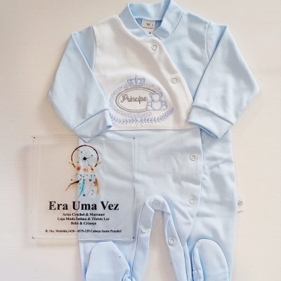 Macacão de bebé azul claro com detalhe branco bordado e botões frontais