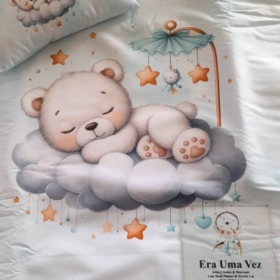 Roupa de cama infantil com desenho de ursinho a dormir