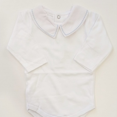 Body de bebé branco com gola larga e bordado azul claro