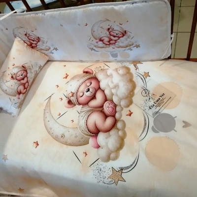 Conjunto de roupa de berço branco com ursinho cor-de-rosa sentado em nuvem e lua