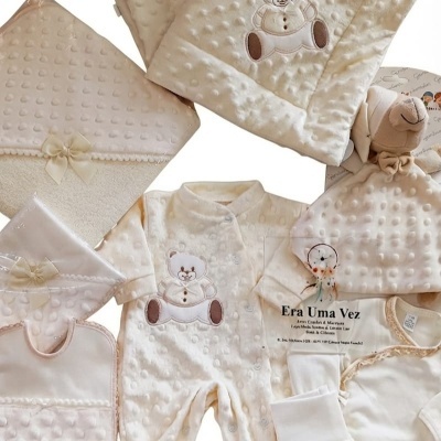 Conjunto de roupa de bebé creme com ursinho bordado e acessórios de tecido texturizado