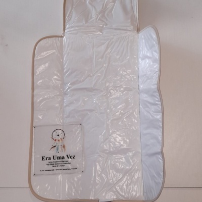 Tapete plastificado branco com etiqueta Era Uma Vez em bolso transparente