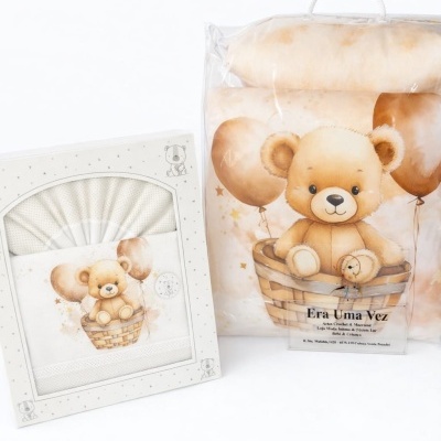 Conjunto de têxteis para bebé com ilustração de ursinho e balões em embalagem e caixa branca