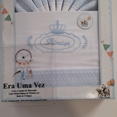 Conjunto de tecido para bebé azul claro com bordado Príncipe embalado numa caixa decorada