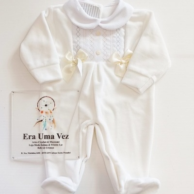 Pijama branco de bebé com gola redonda e laços de cetim creme