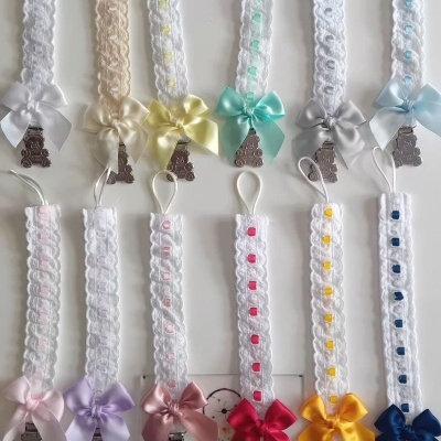 Fitas de chupeta de renda branca com laços coloridos e clips metálicos