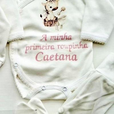 Body de bebé branco com imagem de girafa e texto em rosa