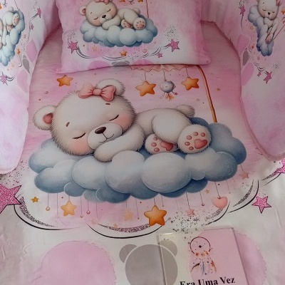 Roupa de cama infantil rosa com ursinhos dormindo em nuvens e estrelas, com etiqueta de loja