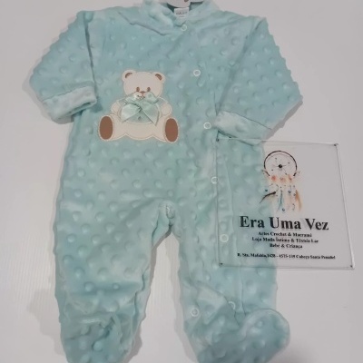 Pijama azul claro de bebé com ursinho bordado e textura bolinhas