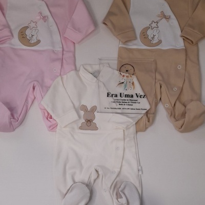 Três macacões de bebé com estampas de coelho e lua