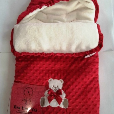 Saco de dormir ou manta vermelha para bebé com urso bordado e interior creme