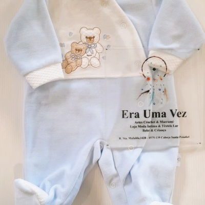 Pijama azul claro e branco para bebé com bordado de ursos e punhos brancos texturizados