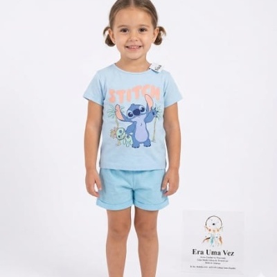 Camisola e calções azuis com estampa do Stitch e texto STITCH