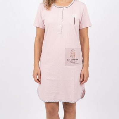 Camisola rosa claro com botões e bolso com ilustração e texto Era Uma Vez