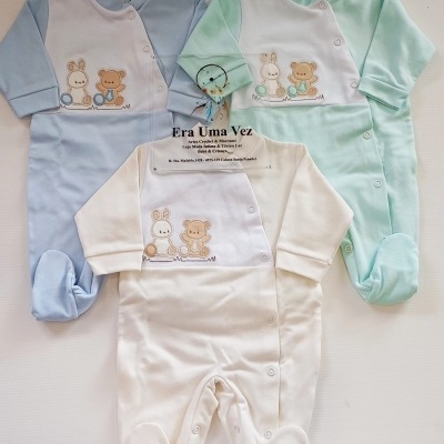 Macacões para bebé azul claro, verde claro e bege com bordados de coelho e urso