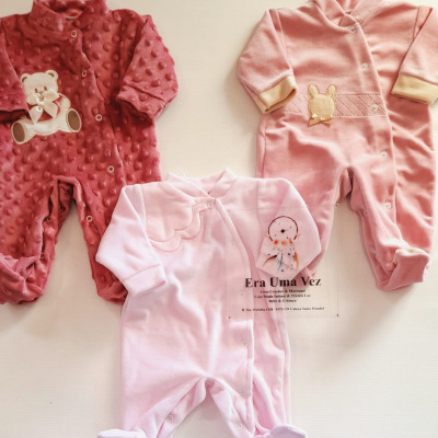 Três macacões de bebé em tecido felpudo nas cores vermelha e rosa com aplicações de ursinho, coelho e filtro dos sonhos.