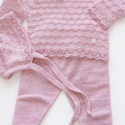 Conjunto de roupa de bebê rosa claro em malha com camisola e calças com pé