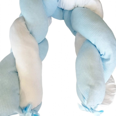 Almofada nó azul claro e branco com laços azuis nas pontas