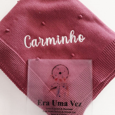 Pano de malha rosa bordado Carminho e etiqueta Era Uma Vez