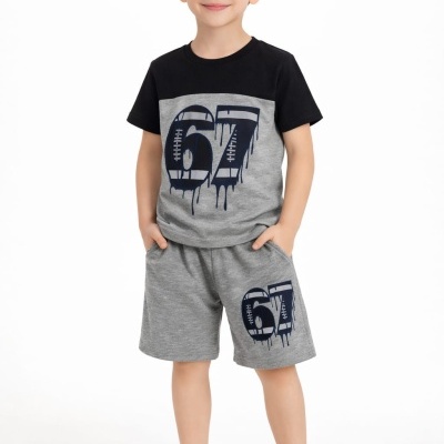 Conjunto roupa infantil com t-shirt preta e cinzenta e calções cinzentos com número 67 azul