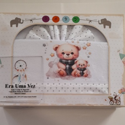 Conjunto para bebé com toalha e babete com ursos e estrelas em embalagem decorada