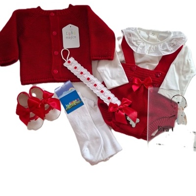 Roupa de bebé vermelha e branca com casaco, body, suspensório, sapatinhos e meias