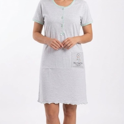 Vestido curto cinzento claro com detalhes verdes e bolso frontal com desenho e texto