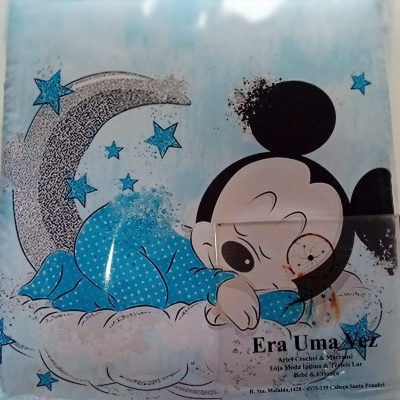 Desenho de bebé a dormir vestido de azul com estrelas e nuvens