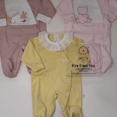 Três macacões de bebé em algodão com bordados e gola branca em fundo branco