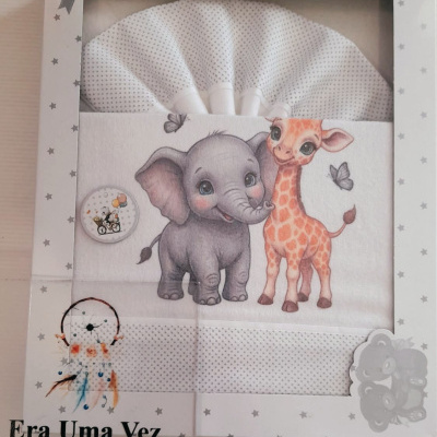 Fralda de bebé com desenho de elefante e girafa dentro de embalagem branca com estrelas.